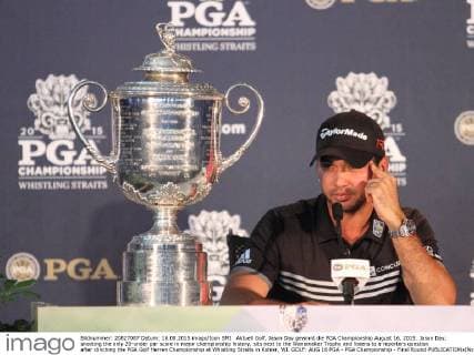 Aktuell Golf, Jason Day gewinnt die PGA Championship August 16, 2015: Jason Day, shooting the only 20-under par score in major championship history, sits next to the Wanamaker Trophy and listens to a reporters question after clinching the PGA Golf Herren Championship at Whistling Straits in Kohler, WI. GOLF: AUG 16 PGA - PGA Championship - Final Round Icon150816014 EDITORIAL USE ONLY