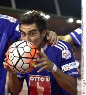 Dario Lezcano, FCL, kuesst den Matchball, FC Zuerich - FC Luzern, Super League, Fussball, 22.08.2015 