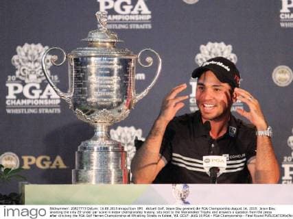 Aktuell Golf, Jason Day gewinnt die PGA Championship August 16, 2015: Jason Day, shooting the only 20-under par score in major championship history, sits next to the Wanamaker Trophy and answers a question from the press after clinching the PGA Golf Herren Championship at Whistling Straits in Kohler, WI. GOLF: AUG 16 PGA - PGA Championship - Final Round Icon150816031 EDITORIAL USE ONLY