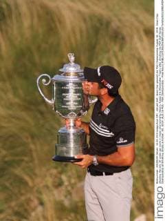 Aktuell Golf, Jason Day gewinnt die PGA Championship August 16, 2015: Jason Day, shooting the only 20-under par score in major championship history, kisses the Wanamaker Trophy after clinching the PGA Golf Herren Championship at Whistling Straits in Kohler, WI. GOLF: AUG 16 PGA - PGA Championship - Final Round Icon150816131 EDITORIAL USE ONLY