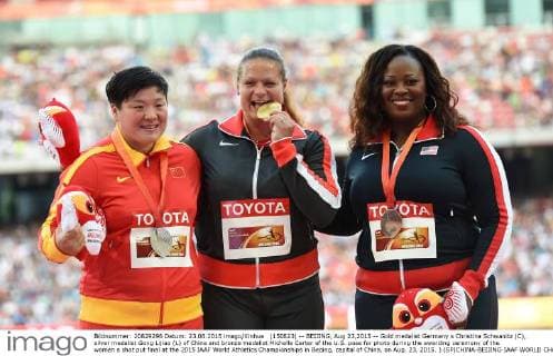 (150823) -- BEIJING, Aug 23,2015 -- Gold medalist Germany s Christina Schwanitz (C), silver medalist Gong Lijiao (L) of China and bronze medalist Michelle Carter of the U.S. pose for photo during the awarding ceremony of the women s shot put final at the 2015 IAAF World Athletics Championships in Beijing, capital of China, on Aug. 23, 2015. ) (SP)CHINA-BEIJING-IAAF WORLD CHAMPIONSHIPS-WOMEN S SHOT PUT AWARDING CEREMONY (CN) YuexYuewei 