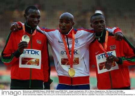 Aktuell Leichtathletik, WM in Peking, Siegerehrung - Mo Farah holt Gold Ã¼ber 10000m BEIJING, CHINA. AUGUST 23, 2015. Silver medalist, Geoffrey Kipsang Kamworor of Kenya, Gold medalist, Mohamed Mo Farah of Great Britain and Bronze medalist, Paul Tanui (L-R) of Kenya at an awards ceremony for the men s 10000m final on Day 1 of the 15th IAAF World Championships in Athletics at the National Stadium. Vladimir Smirnov TASS  TS00B1E4