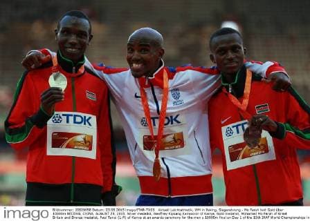 Aktuell Leichtathletik, WM in Peking, Siegerehrung - Mo Farah holt Gold Ã¼ber 10000m BEIJING, CHINA. AUGUST 23, 2015. Silver medalist, Geoffrey Kipsang Kamworor of Kenya, Gold medalist, Mohamed Mo Farah of Great Britain and Bronze medalist, Paul Tanui (L-R) of Kenya at an awards ceremony for the men s 10000m final on Day 1 of the 15th IAAF World Championships in Athletics at the National Stadium. Vladimir Smirnov TASS  TS00B1E8