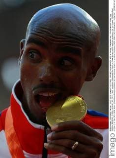 Aktuell Leichtathletik, WM in Peking, Siegerehrung - Mo Farah holt Gold Ã¼ber 10000m BEIJING, CHINA. AUGUST 23, 2015. Gold medalist, Mohamed Mo Farah of Great Britain at an awards ceremony for the men s 10000m final on Day 1 of the 15th IAAF World Championships in Athletics at the National Stadium. Vladimir Smirnov TASS  TS00B1E9