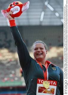 Aktuell Leichtathletik WM in Peking, Siegerehrung, Christina Schwanitz holt Gold im KugelstoÃŸen BEIJING, CHINA. AUGUST 23, 2015. Gold medalist, Germany s Christina Schwanitz at an awards ceremony for the women s shot put final on Day 1 of the 15th IAAF World Championships in Athletics at the National Stadium. Vladimir Smirnov TASS  TS00B1EC