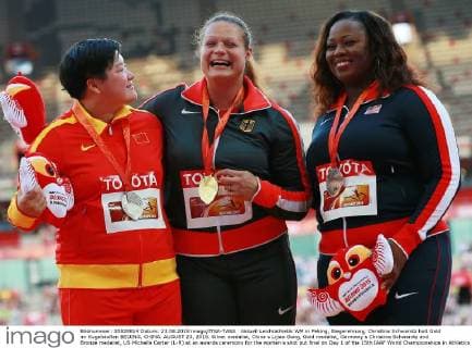Aktuell Leichtathletik WM in Peking, Siegerehrung, Christina Schwanitz holt Gold im KugelstoÃŸen BEIJING, CHINA. AUGUST 23, 2015. Silver medalist, China s Lijiao Gong, Gold medalist, Germany s Christina Schwanitz and Bronze medalist, US Michelle Carter (L-R) at an awards ceremony for the women s shot put final on Day 1 of the 15th IAAF World Championships in Athletics at the National Stadium. Vladimir Smirnov TASS  TS00B1ED
