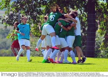 Torjubel der Spielerinen des SV Hegnach, mittendrin die Torschuetzin Natalie Baumann. Deutschland, Waiblingen: Fussball, DFB-Pokal Frauen, 1.Runde: SV Hegnach vs. 1.FC Nuernberg am 23.08.2015, Rasenplatz Hegnach.