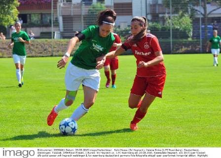 Pelin Mussa (SV Hegnach), Helena Sinke (1.FC Nuernberg). Deutschland, Waiblingen: Fussball, DFB-Pokal Frauen, 1.Runde: SV Hegnach vs. 1.FC Nuernberg am 23.08.2015, Rasenplatz Hegnach.