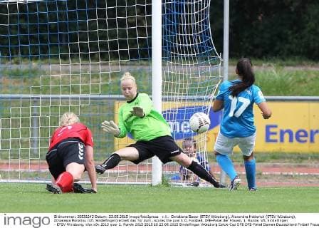 v.li.: Christiane Bauer (ETSV Würzburg), Alexandra Hetterich (ETSV Würzburg), Athanasia Moraitou (VfL Sindelfingen) erzielt das Tor zum , scores the goal 1:0, Fussball, DFB-Pokal der Frauen, 1. Runde, VfL Sindelfingen - ETSV Würzburg, xfsx