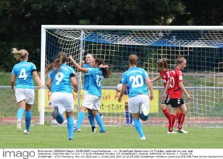 v.li.: Sindelfinger Spielerinnen mit Torjubel, celebrate the goal, goal celebration, Jubel über das Tor zum 1:0 durch Athanasia Moraitou (VfL Sindelfingen), Fussball, DFB-Pokal der Frauen, 1. Runde, VfL Sindelfingen - ETSV Würzburg, xfsx