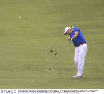 August 23, 2015: Bo Van Pelt hits from the 9th fairway during the fourth round of the 2015 Wyndham Championship at Sedgefield Country Club in Greensboro, NC. PJ Ward-Brown CSM PGA Golf Herren Golf: 2015 Wyndham Championship Round 4 Aug 23 - ZUMAc04_
