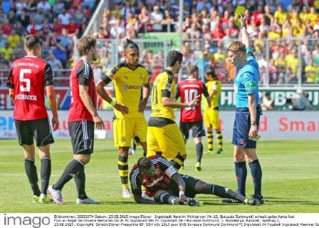 Ingolstadt Henrikh Mkhitaryan (Nr.10, Borussia Dortmund) erhaelt gelbe Karte fuer Foul an Roger de Oliveira Bernardo (Nr.8, FC Ingolstadt 04) FC Ingolstadt 04 - Borussia Dortmund, 1. Bundesliga, Fussball, Spieltag 2, 23.08.2015 , Copyright: Strisch Eibner-Pressefoto EP_OSH