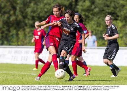 Henstedt-Ulzburg Ivana Rudelic (Nr. 25, FF USV Jena) gegen Christine Schoknecht (Nr. 24, SV Henstedt-Ulzburg). SV Henstedt-Ulzburg vs. FF USV Jena, Fussball, 1. Runde DFB-Pokal, 23.08.15 Copyright: Koe Eibner-Pressefoto EP_fkg