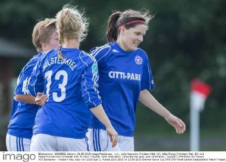 v.li.: Laila Auerochs (Holstein Kiel, 10), Julia Weigel (Holstein Kiel, 13) und Maike Timmermann (Holstein Kiel, 9) beim Torjubel, Goal celebration, celebrate the goal, goal celebration,, Fussball, DFB-Pokal der Frauen, ATS Buntentor - Holstein Kiel, xdgx