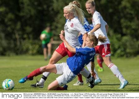 v.li.: Sarah Meyer (ATS Buntentor, 13) und Louisa Brauer (Holstein Kiel, 3) im Zweikampf, Duell, duel, tackle, Fussball, DFB-Pokal der Frauen, ATS Buntentor - Holstein Kiel, xdgx
