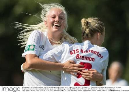 v.li.: Sarah Meyer (ATS Buntentor, 13) und Aline Stenzel (ATS Buntentor, 5) beim Torjubel, Goal celebration, celebrate the goal, goal celebration,, Fussball, DFB-Pokal der Frauen, ATS Buntentor - Holstein Kiel, xdgx