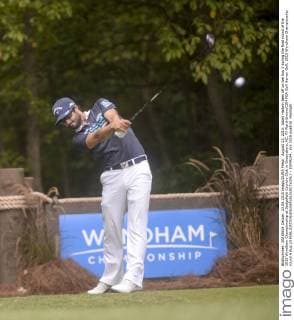 August 23, 2015: Adam Hadwin tees off on tee box 2 during the final round of the 2015 Wyndham Championship at Sedgefield Country Club in Greensboro, NC. PJ Ward-Brown CSM PGA Golf Herren Golf: 2015 Wyndham Championship round 4 Aug 23 - ZUMAc04_
