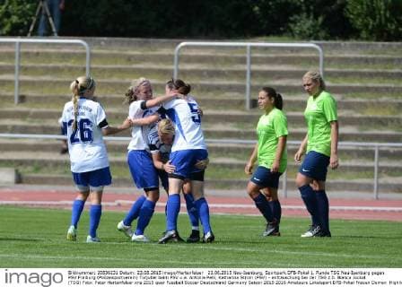 23.08.2015 Neu-Isenburg, Sportpark DFB-Pokal 1. Runde TSG Neu-Isenburg gegen PSV Freiburg (Polizeisportverein) Torjubel beim PSV u.a. Antonia Pahl, Katharina Strom (PSV) - enttäuschung bei der TSG z.b. Bianca Jockel (TSG) Foto: Peter Hartenfelser