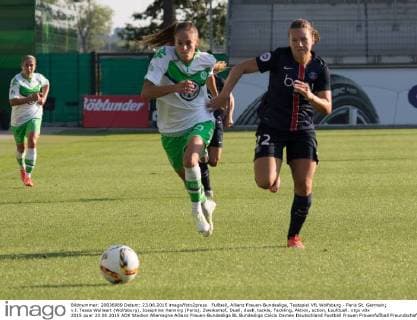 Fußball, Allianz Frauen-Bundesliga, Testspiel VfL Wolfsburg - Paris St. Germain; v.l. Tessa Wullaert (Wolfsburg), Josephine Henning (Paris), Zweikampf, Duell, duell, tackle, Tackling, Aktion, action, Laufduell. xtgx