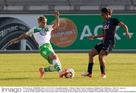 Fußball, Allianz Frauen-Bundesliga, Testspiel VfL Wolfsburg - Paris St. Germain; v.l. Anna Blässe (Wolfsburg), Shirley Cruz-Trana (Paris) Zweikampf, Duell, duell, tackle, Tackling, Aktion, action. xtgx
