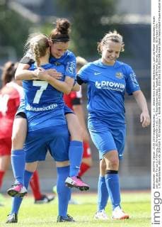 v.li.: Alessia Kyra Jochum (Saarbrücken), und Lisa Mayer (Saarbrücken), freuen sich über das Tor zur 1:4 Führung, SC Fortuna Köln (rot), 1. FC Saarbrücken (blau), Fussball, DFB Pokal, Damen, Frauen, SC Fortuna Köln - 1. FC Saarbrücken, xbhx