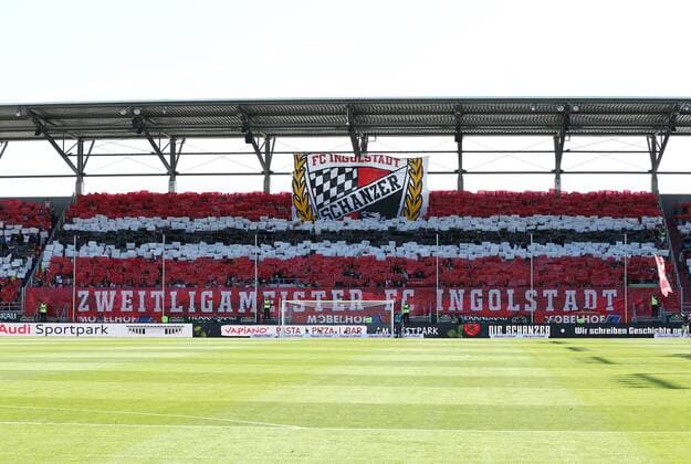 Fußball, Stadiongeschichte FC Ingolstadt 04 Sonntag 23.08.2015, Saison 2015 2016, 1. Bundesliga, 2. Spieltag im Audi Sportpark Ingolstadt, FC Ingolstadt 04 - BVB Borussia Dortmund 0:4, Choreografie der Ingolstädter Fans: Zweitligameister FC Ingolstadt