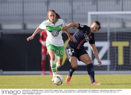 Duell zwischen v.l. Tesse Wullaert (VfL Wolfsburg) und Josephine Henning (FC Paris Saint-Germain)