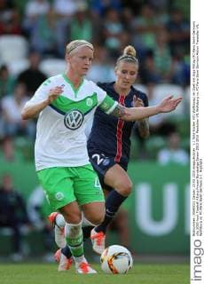 v.l. Nilla Fischer (VfL Wolfsburg) im Duell mit Anja Mittag (FC Paris Saint-Germain)