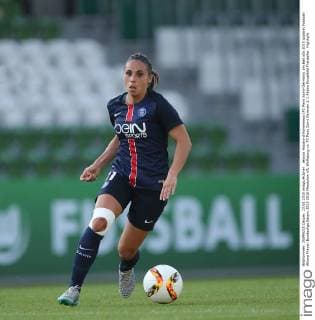 Jessica Houara-d Hommeaux (FC Paris Saint-Germain) am Ball
