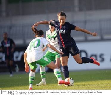 Josephine Henning (FC Paris Saint-Germain) setzt sich gegen Elise Bussaglia (VfL Wolfsburg) durch.