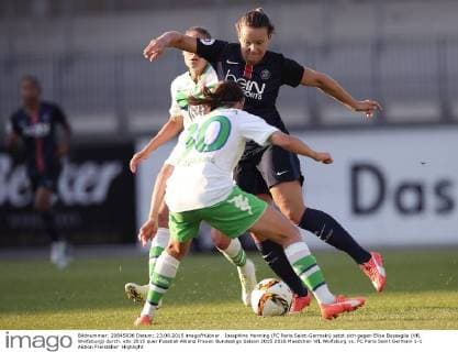Josephine Henning (FC Paris Saint-Germain) setzt sich gegen Elise Bussaglia (VfL Wolfsburg) durch.