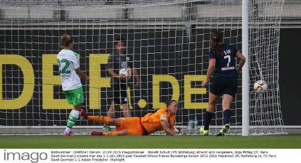 Almuth Schult (VfL Wolfsburg) streckt sich vergebens, Anja Mittag (FC Paris Saint-Germain) erzielte hier das 1-1