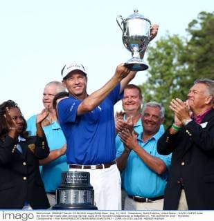 Aug. 23, 2015 - Greensboro, North Carolina, United States - DAVIS LOVE III holds the Sam Snead trophy after winning the final round of the Wyndham Championship at Sedgefield CC. PGA Golf Herren 2015 - Wyndham Championship - Final Round  - ZUMA