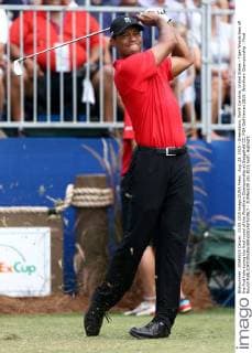 Aug. 23, 2015 - Greensboro, North Carolina, United States - Tiger Woods tees off the first hole during the final round of the Wyndham Championship at Sedgefield CC. PGA Golf Herren 2015: Wyndham Championship - Final Round - ZUMAw109