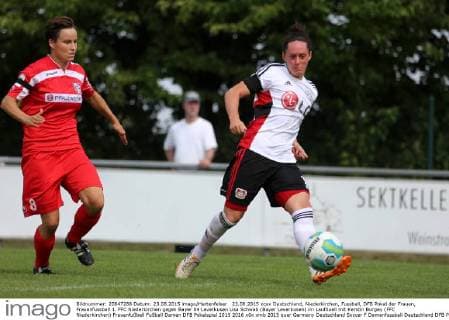 23.08.2015 xcex Deutschland, Niederkirchen, Fussball, DFB Pokal der Frauen, Frauenfussball 1. FFC Niederkirchen gegen Bayer 04 Leverkusen Lisa Schwab (Bayer Leverkusen) im Laufduell mit Kerstin Burgey (FFC Niederkirchen)
