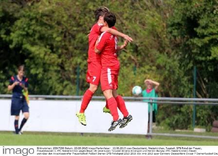 23.08.2015 xcex Deutschland, Niederkirchen, Fussball, DFB Pokal der Frauen, Frauenfussball 1. FFC Niederkirchen gegen Bayer 04 Leverkusen Torjubel Silvana Arcangioli und Kerstin Burgey (FFC Niederkirchen) freuen sich über den Anschlusstreffer