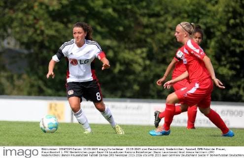 23.08.2015 xcex Deutschland, Niederkirchen, Fussball, DFB Pokal der Frauen, Frauenfussball 1. FFC Niederkirchen gegen Bayer 04 Leverkusen Ramona Petzelberger (Bayer Leverkusen) lässt Alessa Herrmann (FFC Niederkirchen) stehen
