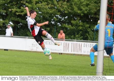 23.08.2015 xcex Deutschland, Niederkirchen, Fussball, DFB Pokal der Frauen, Frauenfussball 1. FFC Niederkirchen gegen Bayer 04 Leverkusen Lisa Schwab (Bayer Leverkusen) beim Schuss