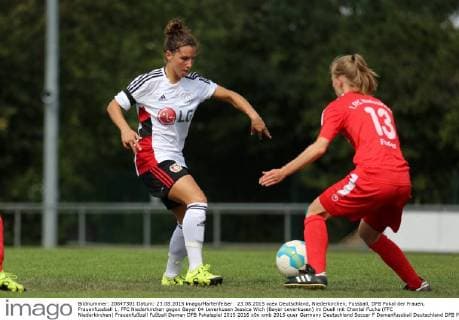 23.08.2015 xcex Deutschland, Niederkirchen, Fussball, DFB Pokal der Frauen, Frauenfussball 1. FFC Niederkirchen gegen Bayer 04 Leverkusen Jessica Wich (Bayer Leverkusen) im Duell mit Chantal Fuchs (FFC Niederkirchen)