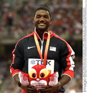 (150824) -- BEIJING, Aug. 24, 2015 -- Silver medallist Justin Gatlin of the United States poses during the awarding ceremony of the men s 100m event at the 2015 IAAF Wolrd Championships at Bird s Nest National Stadium in Beijing, capital of China, Aug. 24, 2015. ) (SP)CHINA-BEIJING-2015 IAAF WORLD CHAMPIONSHIPS-MEN S 100M AWARDING CEREMONY(CN) GongxLei 