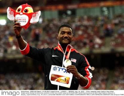 (150824) -- BEIJING, Aug. 24, 2015 -- Silver medallist Justin Gatlin of the United States poses during the awarding ceremony of the men s 100m event at the 2015 IAAF Wolrd Championships at Bird s Nest National Stadium in Beijing, capital of China, Aug. 24, 2015. ) (SP)CHINA-BEIJING-2015 IAAF WORLD CHAMPIONSHIPS-MEN S 100M AWARDING CEREMONY(CN) GongxLei 