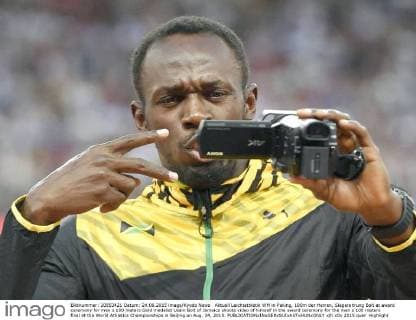 Aktuell Leichtathletik WM in Peking, 100m der Herren, Siegerehrung Bolt at award ceremony for men s 100 meters Gold medalist Usain Bolt of Jamaica shoots video of himself in the award ceremony for the men s 100 meters final at the World Athletics Championships in Beijing on Aug. 24, 2015. 