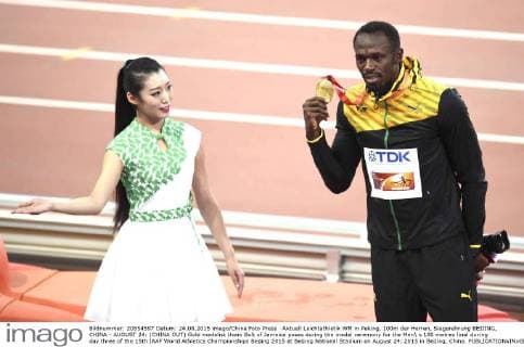 Aktuell Leichtathletik WM in Peking, 100m der Herren, Siegerehrung BEIJING, CHINA - AUGUST 24: (CHINA OUT) Gold medalist Usain Bolt of Jamaica poses during the medal ceremony for the Men s 100 metres final during day three of the 15th IAAF World Athletics Championships Beijing 2015 at Beijing National Stadium on August 24, 2015 in Beijing, China.  CFP471846162 