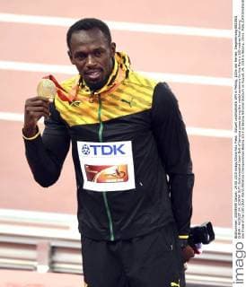 Aktuell Leichtathletik WM in Peking, 100m der Herren, Siegerehrung BEIJING, CHINA - AUGUST 24: (CHINA OUT) Gold medalist Usain Bolt of Jamaica poses during the medal ceremony for the Men s 100 metres final during day three of the 15th IAAF World Athletics Championships Beijing 2015 at Beijing National Stadium on August 24, 2015 in Beijing, China.  CFP471846163 