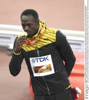 Aktuell Leichtathletik WM in Peking, 100m der Herren, Siegerehrung BEIJING, CHINA - AUGUST 24: (CHINA OUT) Gold medalist Usain Bolt of Jamaica poses during the medal ceremony for the Men s 100 metres final during day three of the 15th IAAF World Athletics Championships Beijing 2015 at Beijing National Stadium on August 24, 2015 in Beijing, China.  CFP471846164 