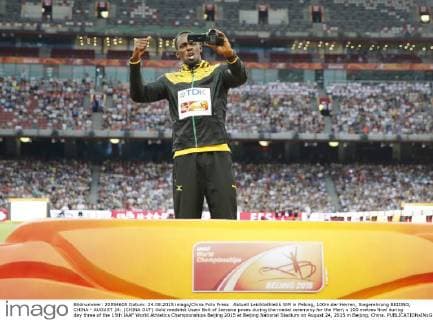 Aktuell Leichtathletik WM in Peking, 100m der Herren, Siegerehrung BEIJING, CHINA - AUGUST 24: (CHINA OUT) Gold medalist Usain Bolt of Jamaica poses during the medal ceremony for the Men s 100 metres final during day three of the 15th IAAF World Athletics Championships Beijing 2015 at Beijing National Stadium on August 24, 2015 in Beijing, China.  CFP471846170 