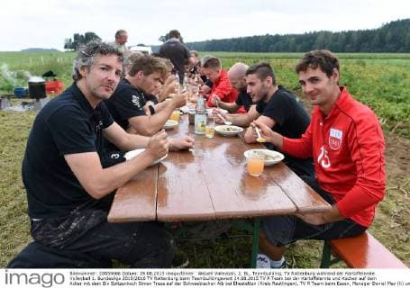 Aktuell Volleyball, 1. BL, Teambuilding, TV Rottenburg während der Kartoffelernte Volleyball 1. Bundesliga 2015 2016 TV Rottenburg beim Teambuildingevent 24.08.2015 TV R Team bei der Kartoffelernte und Kochen auf dem Acker mit dem Bio Spitzenkoch Simon Tress auf der Schwaebischen Alb bei Ehestetten (Kreis Reutlingen). TV R Team beim Essen, Manager Daniel Mey (li) und Willy Belizer 