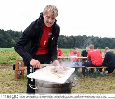 Aktuell Volleyball, 1. BL, Teambuilding, TV Rottenburg während der Kartoffelernte Volleyball 1. Bundesliga 2015 2016 TV Rottenburg beim Teambuildingevent 24.08.2015 TV R Team bei der Kartoffelernte und Kochen auf dem Acker mit dem Bio Spitzenkoch Simon Tress auf der Schwaebischen Alb bei Ehestetten (Kreis Reutlingen). Dirk Mehlberg gibt das Kesselfleisch in den Eintopf 
