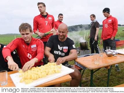 Aktuell Volleyball, 1. BL, Teambuilding, TV Rottenburg während der Kartoffelernte Volleyball 1. Bundesliga 2015 2016 TV Rottenburg beim Teambuildingevent 24.08.2015 TV R Team bei der Kartoffelernte und Kochen auf dem Acker mit dem Bio Spitzenkoch Simon Tress auf der Schwaebischen Alb bei Ehestetten (Kreis Reutlingen). Trainer Hans Peter Mueller - Angstenberger (Mitte) und Johannes Elsaesser (li) bereiten die frisch geernteten Kartoffeln fuer den Eintopf vor. 