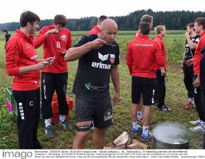 Aktuell Volleyball, 1. BL, Teambuilding, TV Rottenburg während der Kartoffelernte Volleyball 1. Bundesliga 2015 2016 TV Rottenburg beim Teambuildingevent 24.08.2015 TV R Team bei der Kartoffelernte und Kochen auf dem Acker mit dem Bio Spitzenkoch Simon Tress auf der Schwaebischen Alb bei Ehestetten (Kreis Reutlingen). Trainer Hans Peter Mueller - Angstenberger (Mitte) probiert den Eintopf. 